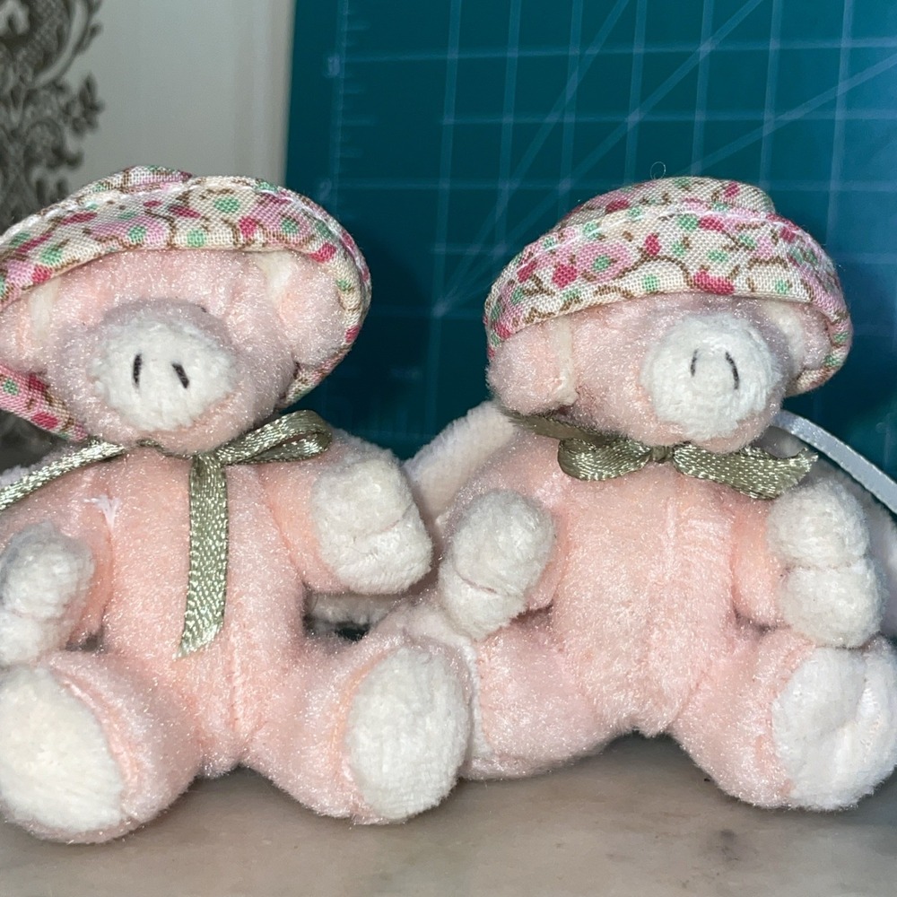 Pair Vintage 2 inch Boyds Bears T F Wuzzie Pig Ornaments Twickenham Jointed 1999